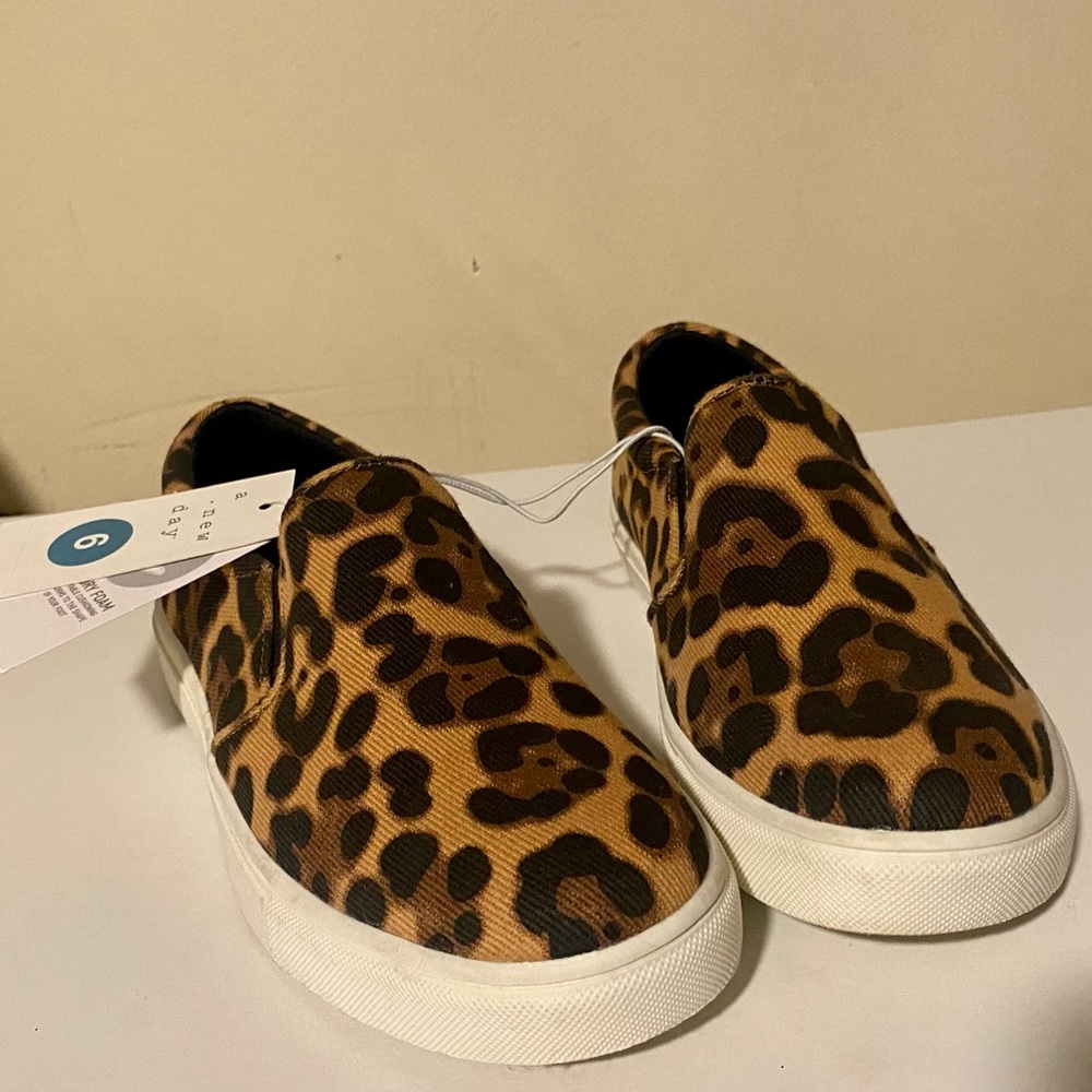 A New Day cheetah comfy shoe size 6!